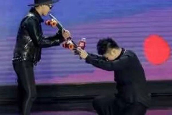 杜海涛给韩国人权志龙下跪事件 崇拜到下跪就过分了